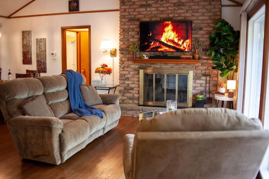 Modern Cabin With Hot Tub Grill Lake Beach Wineries Hiking Fishing And Hershey Park Family And Pet Friendly Superhosts On Ab&B Mount Gretna 外观 照片