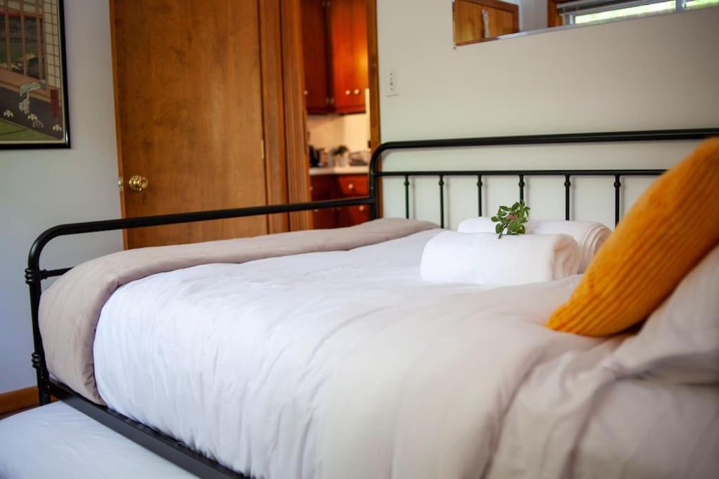 Modern Cabin With Hot Tub Grill Lake Beach Wineries Hiking Fishing And Hershey Park Family And Pet Friendly Superhosts On Ab&B Mount Gretna 外观 照片